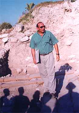 Robert Deutsch introducing his area to the shadows (photo #p7)